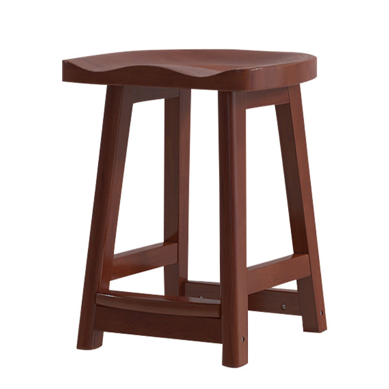 Moderner Barhocker aus Massivholz mit Sattelsitz, rückenfreier Innenhocker mit Holzbeinen