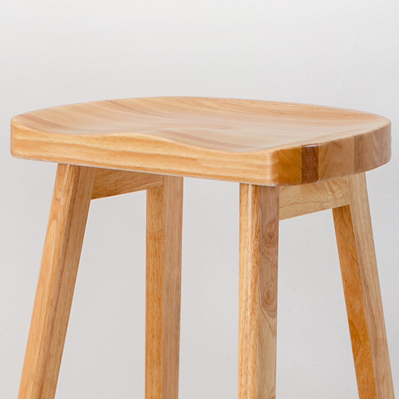 Moderner Barhocker aus Massivholz mit Sattelsitz, rückenfreier Innenhocker mit Holzbeinen