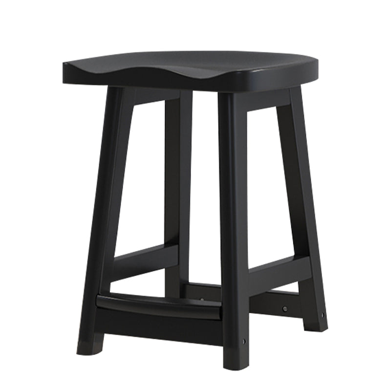 Moderner Barhocker aus Massivholz mit Sattelsitz, rückenfreier Innenhocker mit Holzbeinen