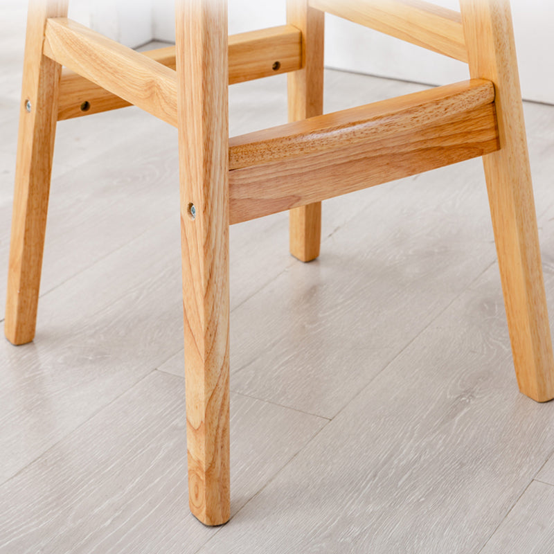 Moderner Barhocker aus Massivholz mit Sattelsitz, rückenfreier Innenhocker mit Holzbeinen