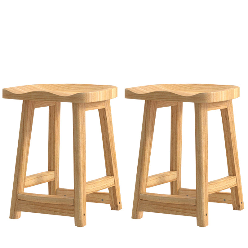 Moderner Barhocker aus Massivholz mit Sattelsitz, rückenfreier Innenhocker mit Holzbeinen