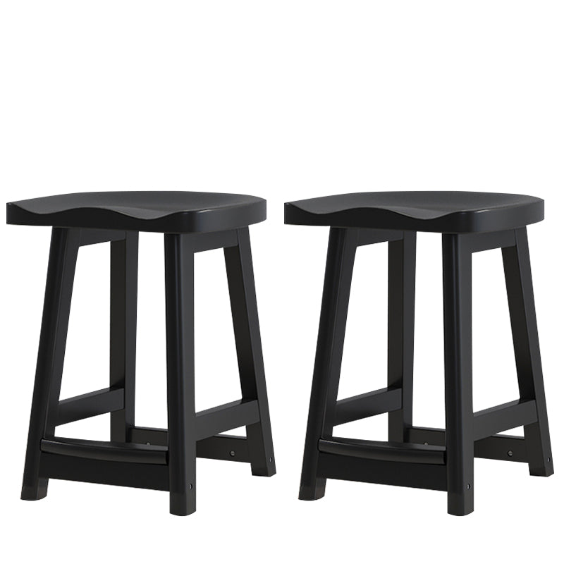 Moderner Barhocker aus Massivholz mit Sattelsitz, rückenfreier Innenhocker mit Holzbeinen