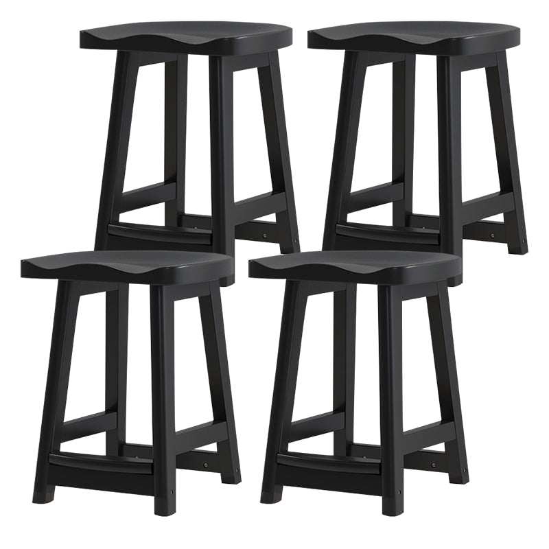 Moderner Barhocker aus Massivholz mit Sattelsitz, rückenfreier Innenhocker mit Holzbeinen