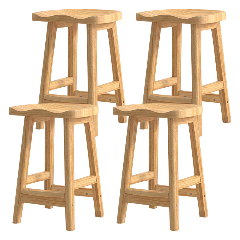 Moderner Barhocker aus Massivholz mit Sattelsitz, rückenfreier Innenhocker mit Holzbeinen