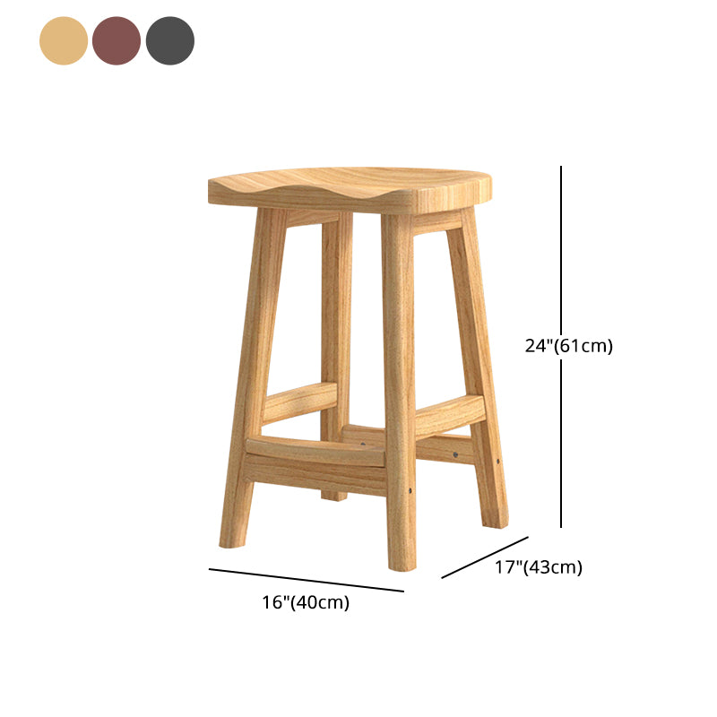 Moderner Barhocker aus Massivholz mit Sattelsitz, rückenfreier Innenhocker mit Holzbeinen