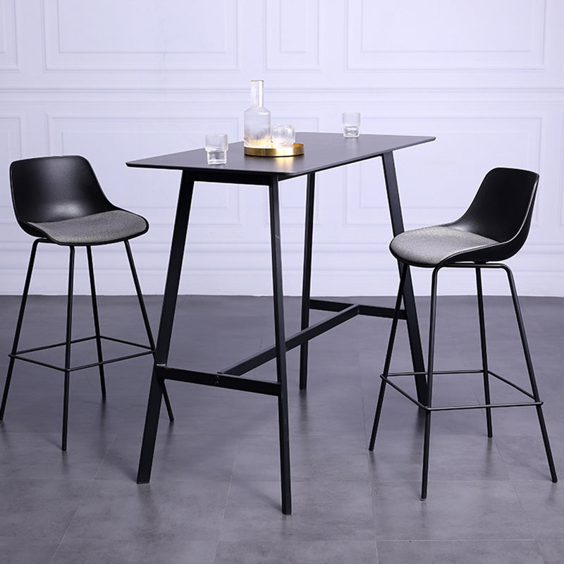 Tabouret de bar industriel rembourré blanc, haut d'intérieur noir avec siège baquet