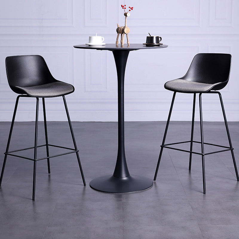 Tabouret de bar industriel rembourré blanc, haut d'intérieur noir avec siège baquet