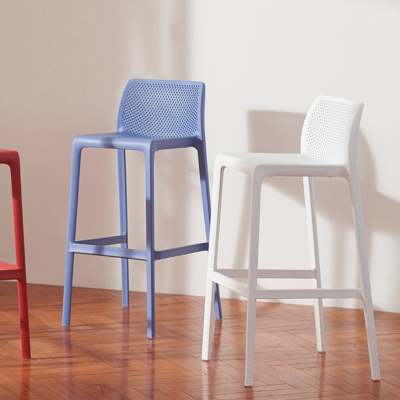 Taburetes de bar interiores apilables de plástico escandinavo con respaldo bajo