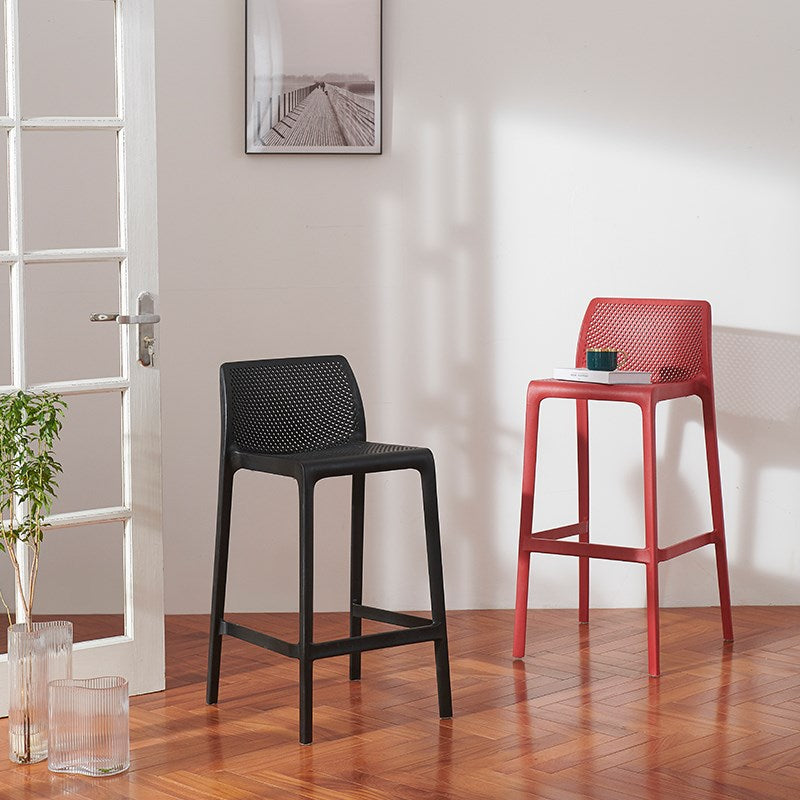 Taburetes de bar interiores apilables de plástico escandinavo con respaldo bajo