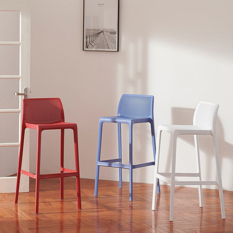 Taburetes de bar interiores apilables de plástico escandinavo con respaldo bajo