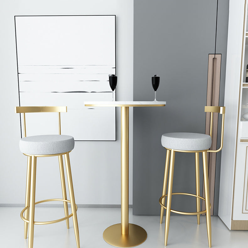 Taburete de bar con respaldo bajo y cojín de terciopelo estilo Glam, con patas de metal