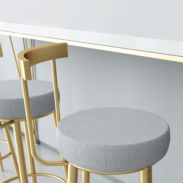 Taburete de bar con respaldo bajo y cojín de terciopelo estilo Glam, con patas de metal