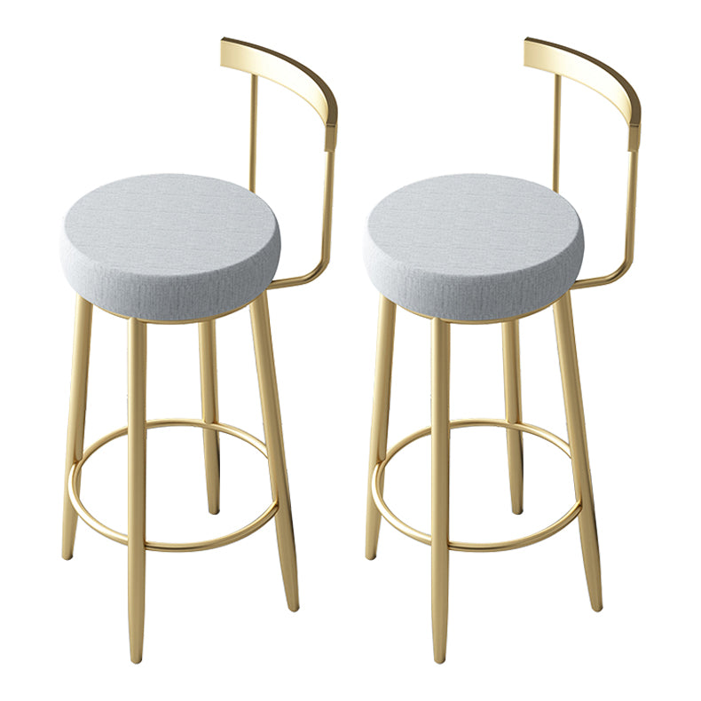 Taburete de bar con respaldo bajo y cojín de terciopelo estilo Glam, con patas de metal
