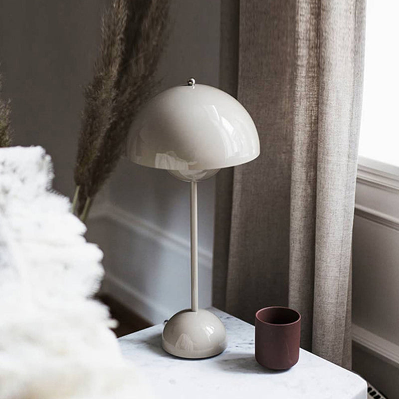 Metal Flower Shape Table Lamp Modern Style Colorful Table Lamp for Bedroom