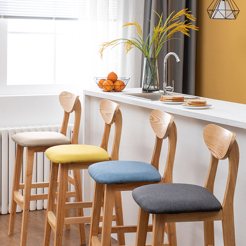 Barkruk van Scandinavisch hout met lage rugleuning, hoge binnenkruk met vierkante bekleding
