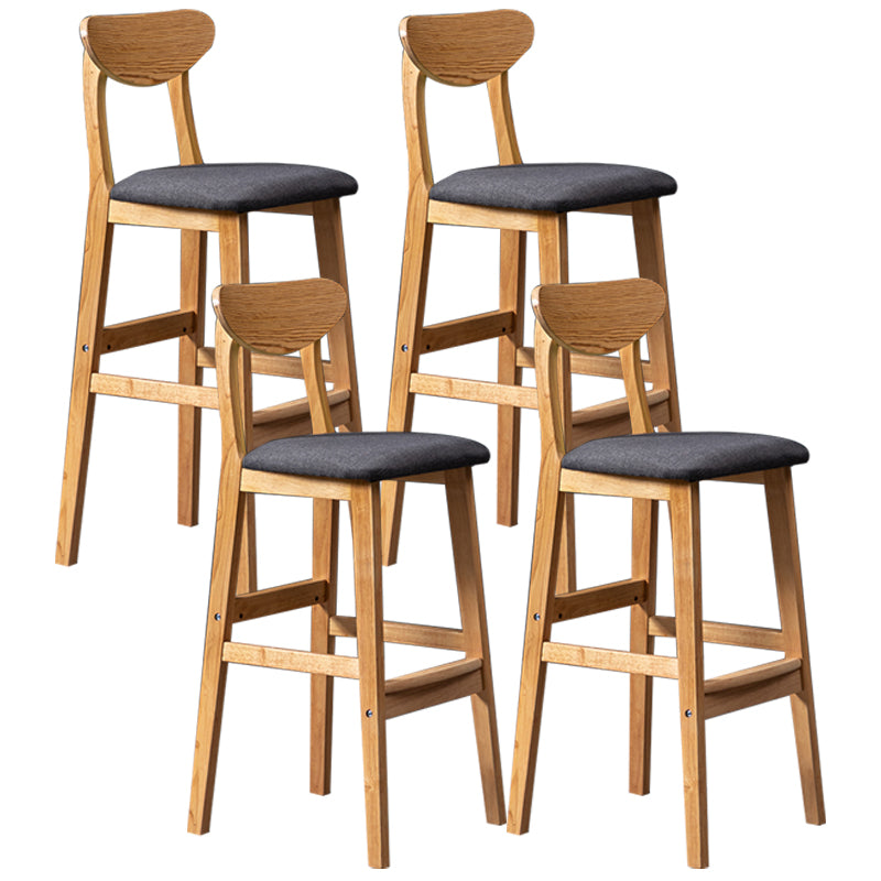 Barkruk van Scandinavisch hout met lage rugleuning, hoge binnenkruk met vierkante bekleding