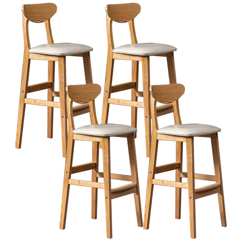 Barkruk van Scandinavisch hout met lage rugleuning, hoge binnenkruk met vierkante bekleding