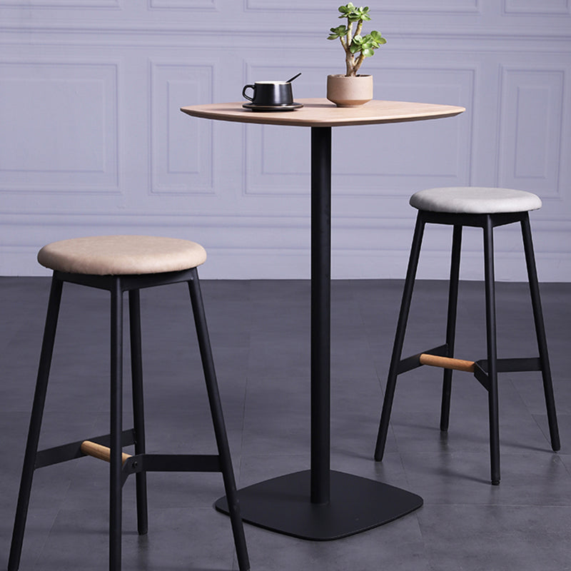 Taburetes de bar negros escandinavos, taburetes de bar sin respaldo de madera y metal con asiento redondo
