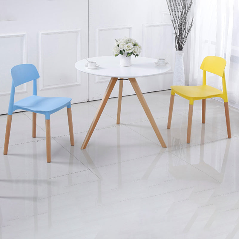 Silla de comedor sin brazos de plástico para el hogar, respaldo abierto, sillas laterales con patas de madera