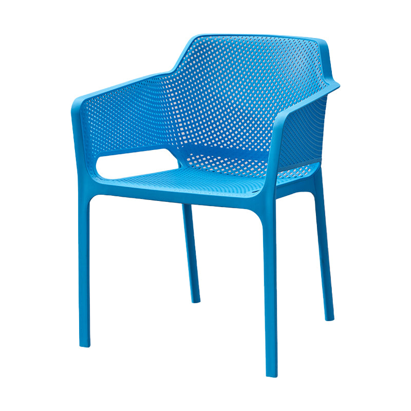 El plástico escandinavo que cena el brazo preside los sillones de cena interiores apilables