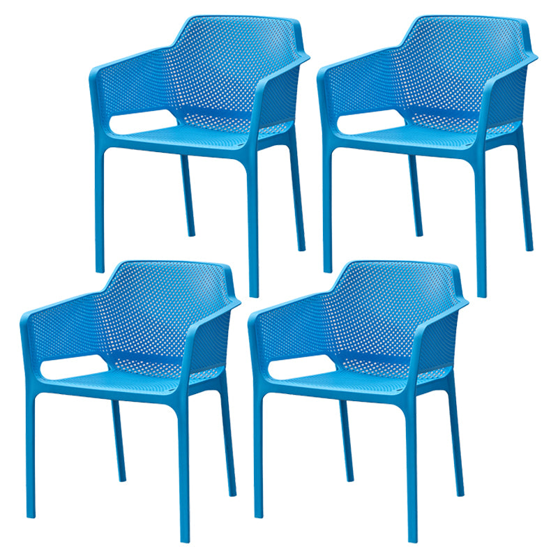 El plástico escandinavo que cena el brazo preside los sillones de cena interiores apilables