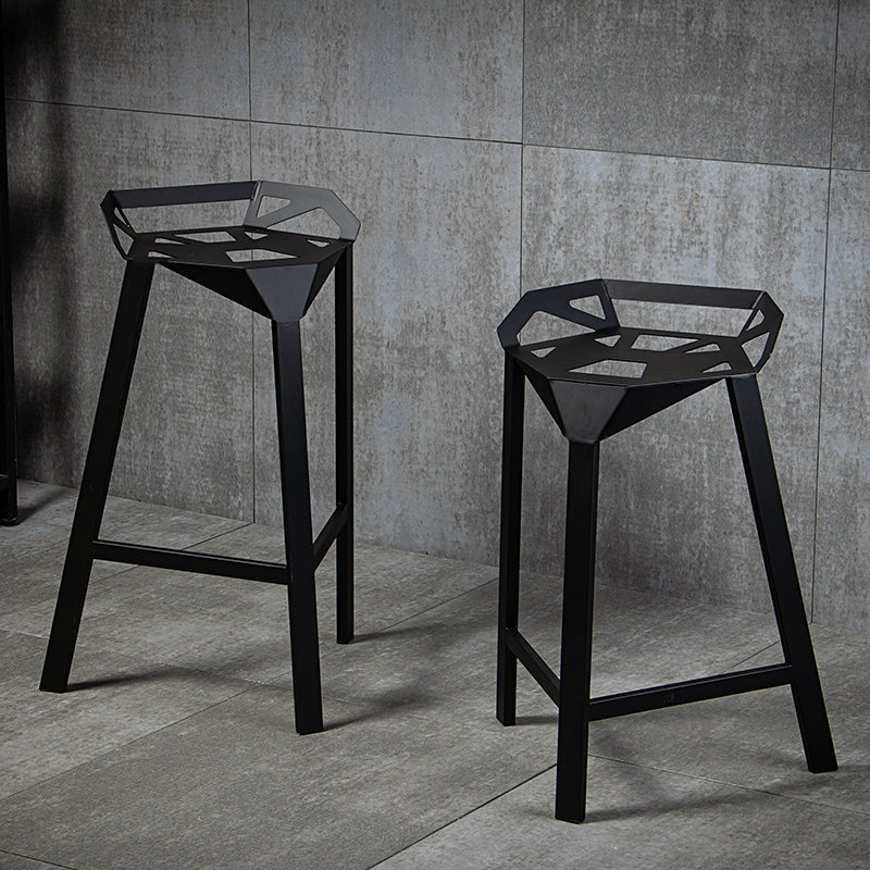 Tabouret de bar à dossier bas en fer noir, tabouret haut de conception creuse de style industriel