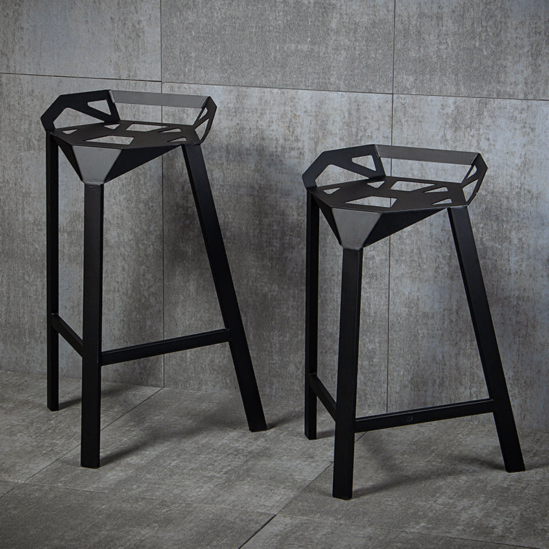Tabouret de bar à dossier bas en fer noir, tabouret haut de conception creuse de style industriel