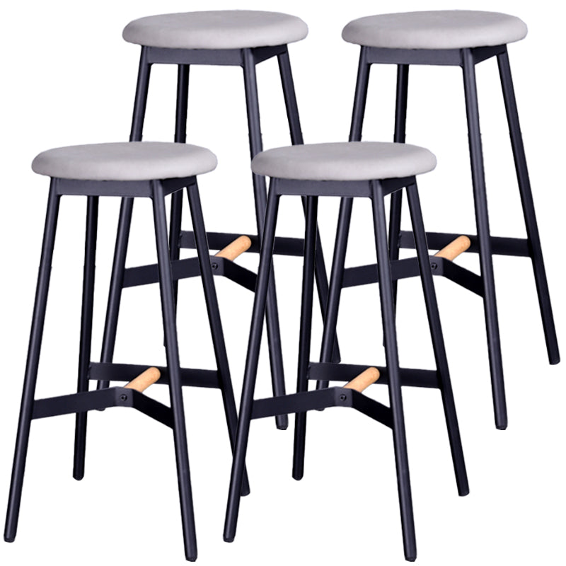 Taburetes de bar negros industriales sin respaldo de madera y metal con asiento redondo