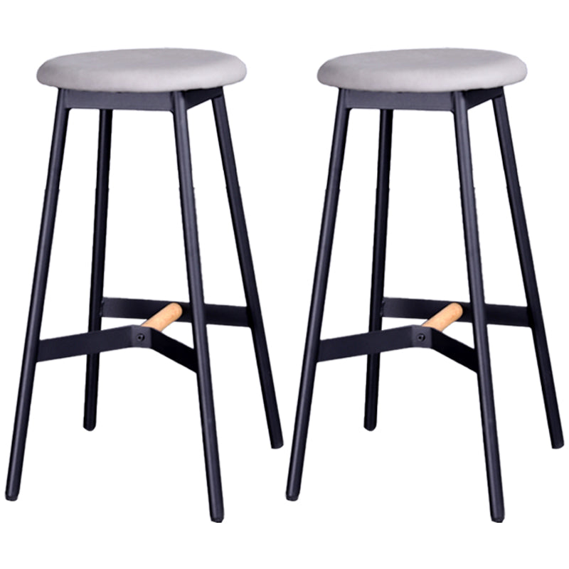 Taburetes de bar negros industriales sin respaldo de madera y metal con asiento redondo