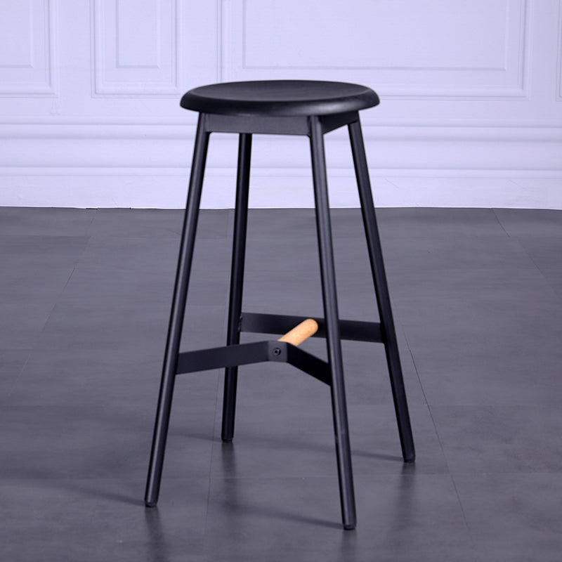 Taburetes de bar negros industriales sin respaldo de madera y metal con asiento redondo