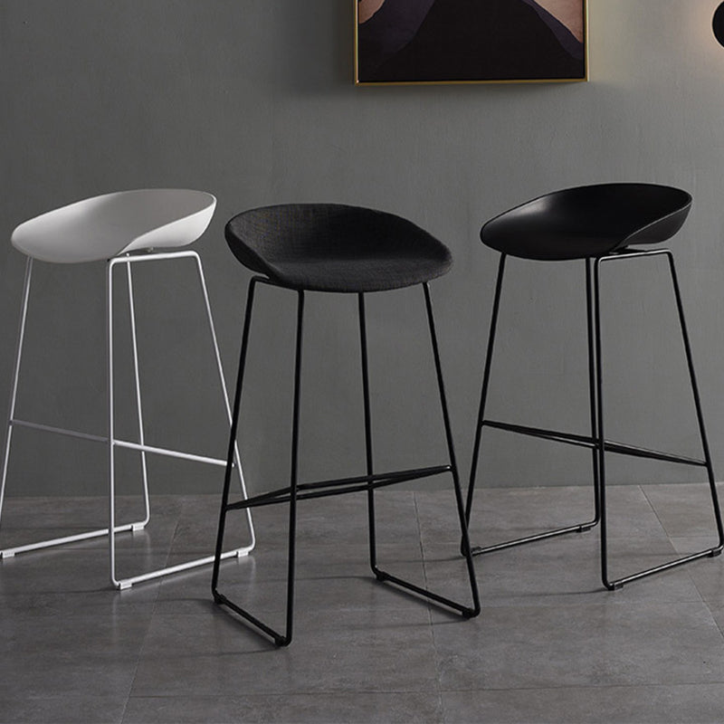 Tabourets de comptoir scandinaves en plastique et acier, sans dossier, avec siège baquet (Ensemble de 2)