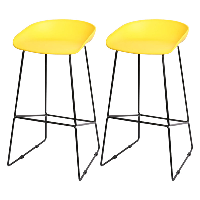 Tabourets de comptoir scandinaves en plastique et acier, sans dossier, avec siège baquet (Ensemble de 2)