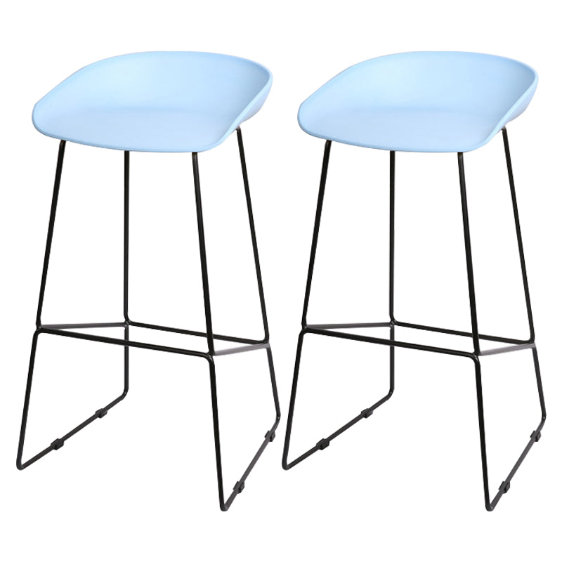 Tabourets de comptoir scandinaves en plastique et acier, sans dossier, avec siège baquet (Ensemble de 2)