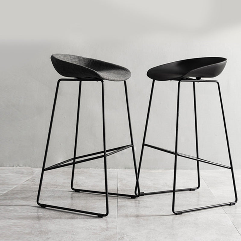 Tabourets de comptoir scandinaves en plastique et acier, sans dossier, avec siège baquet (Ensemble de 2)