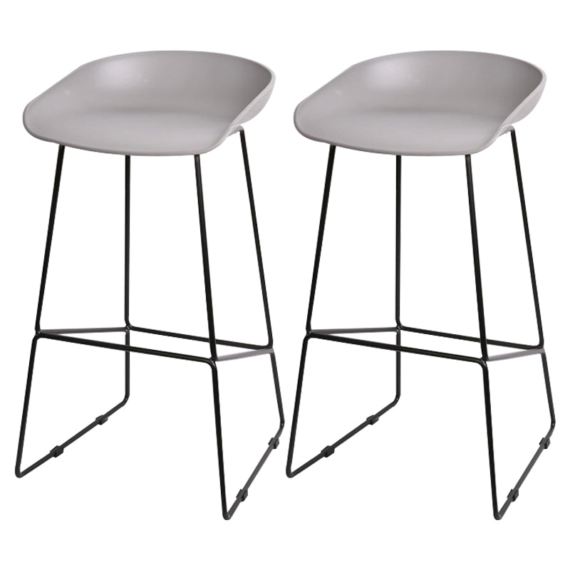 Tabourets de comptoir scandinaves en plastique et acier, sans dossier, avec siège baquet (Ensemble de 2)