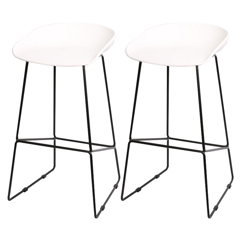 Tabourets de comptoir scandinaves en plastique et acier, sans dossier, avec siège baquet (Ensemble de 2)