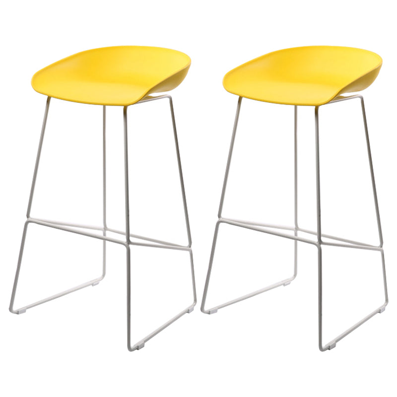 Tabourets de comptoir scandinaves en plastique et acier, sans dossier, avec siège baquet (Ensemble de 2)