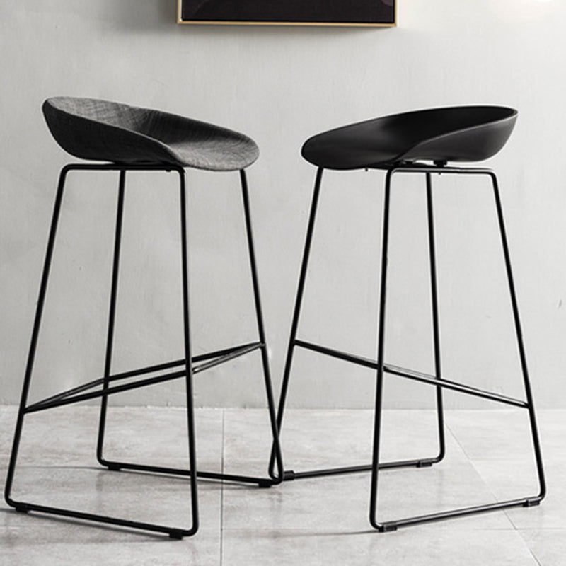 Tabourets de comptoir scandinaves en plastique et acier, sans dossier, avec siège baquet (Ensemble de 2)