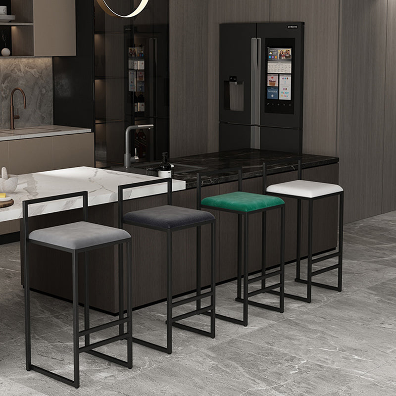 Taburete de bar tapizado en terciopelo de estilo nórdico, taburete de bar con base de trineo