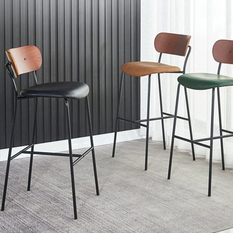 Taburetes escandinavos de hierro negro para mostrador, taburetes de bar con respaldo bajo de madera (juego de 2)