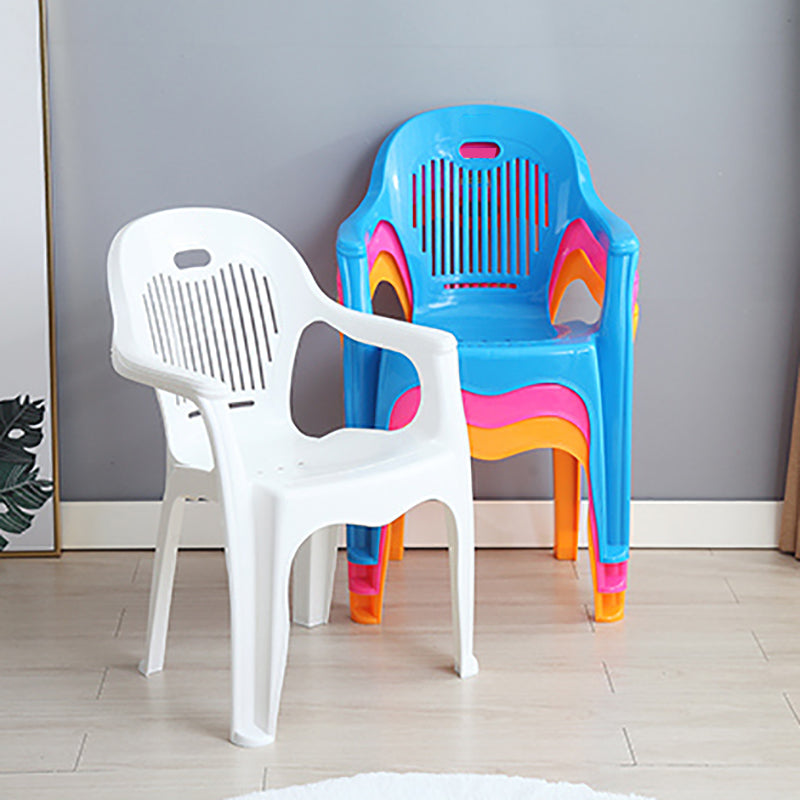 El plástico interior moderno que cena el brazo preside Windsor apilable que cena los sillones