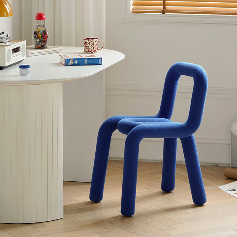 Silla lateral de comedor de terciopelo estilo diseñador, silla de comedor individual con respaldo abierto y acabado mate