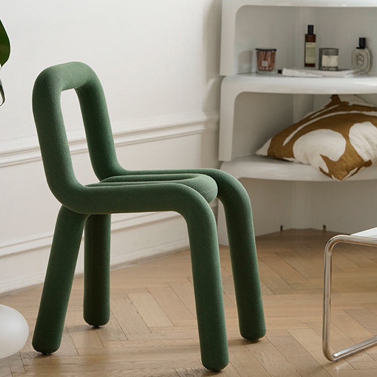 Silla lateral de comedor de terciopelo estilo diseñador, silla de comedor individual con respaldo abierto y acabado mate