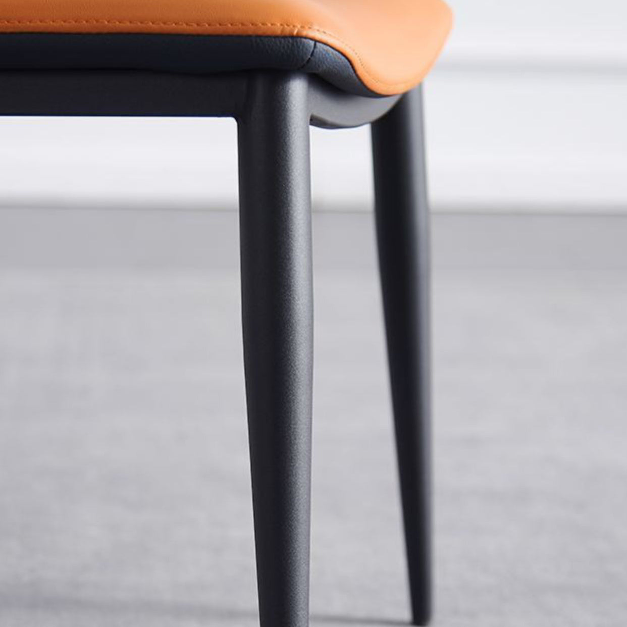 Sillones de comedor de cuero Sillas tapizadas con brazos con respaldo abierto y patas de metal