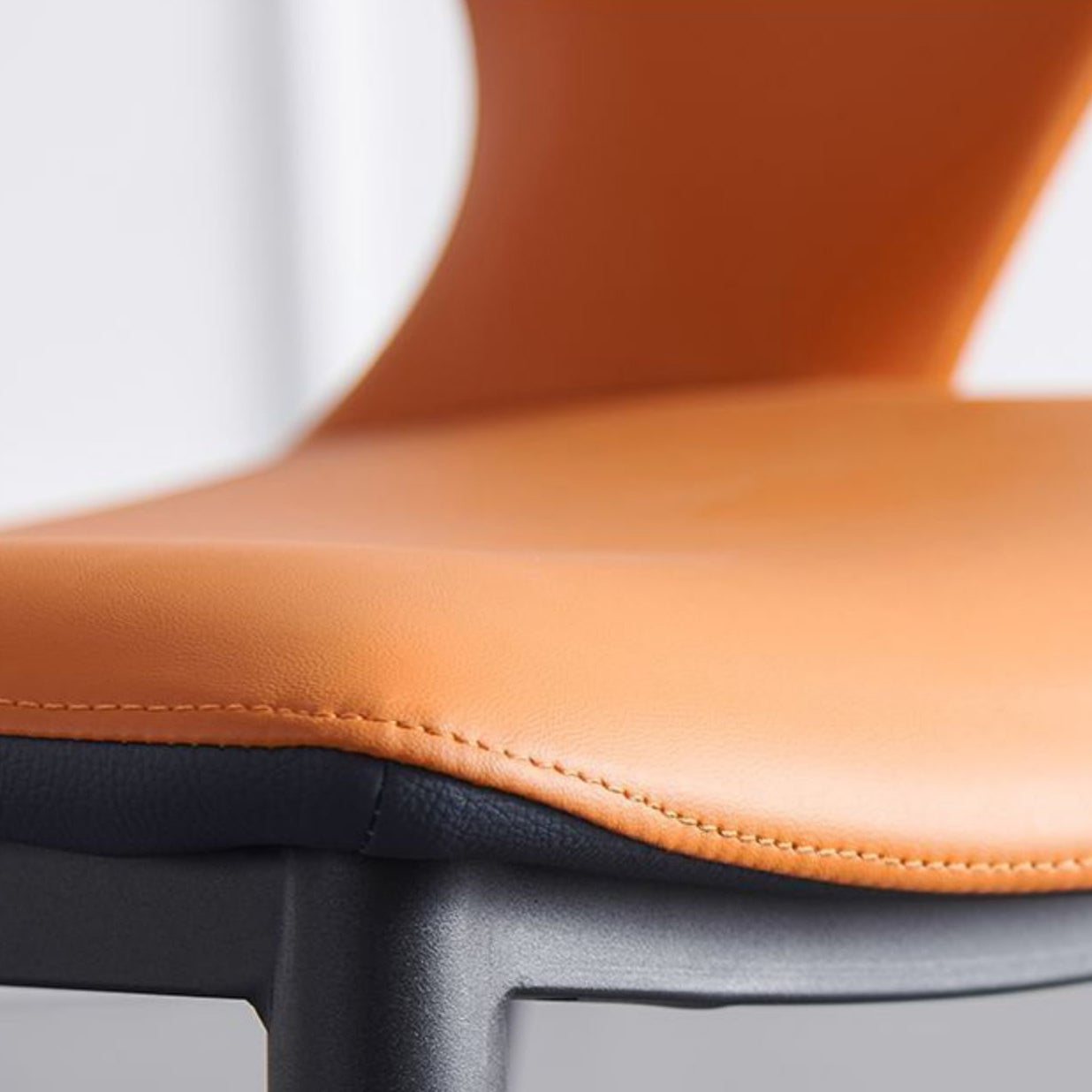 Sillones de comedor de cuero Sillas tapizadas con brazos con respaldo abierto y patas de metal