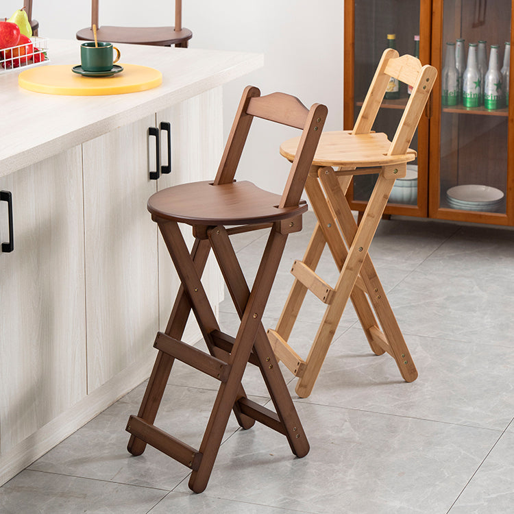 Moderner klappbarer Barhocker aus Holz mit Fußstütze und niedriger Rückenlehne für die Küche
