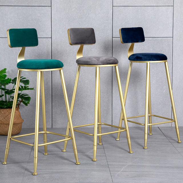 Samt Glam Low Back Back Stuhl Runder Innenschuhe mit goldenen Eisenbeinen