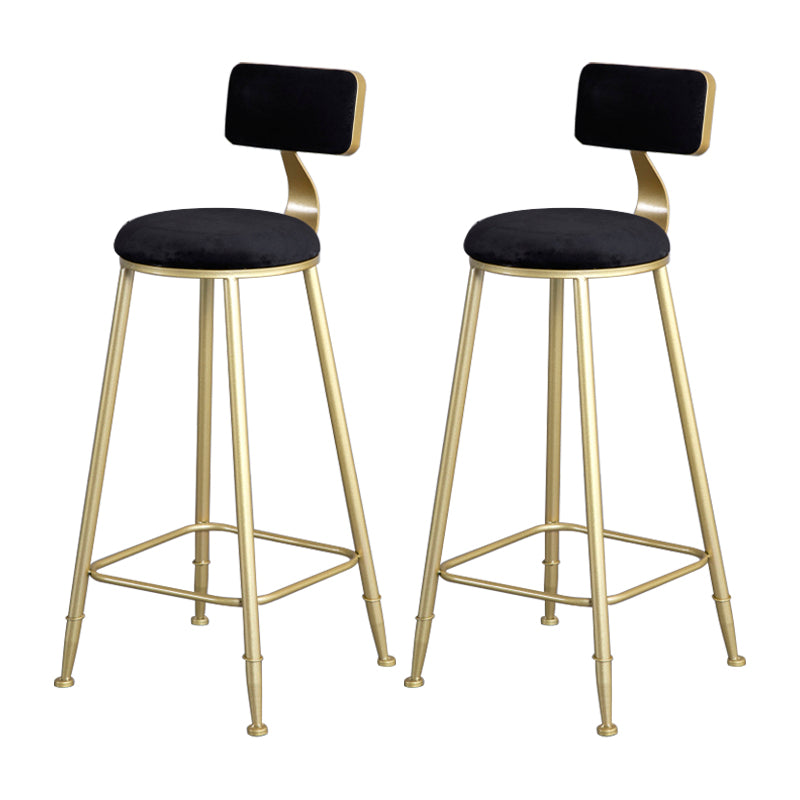 Samt Glam Low Back Back Stuhl Runder Innenschuhe mit goldenen Eisenbeinen