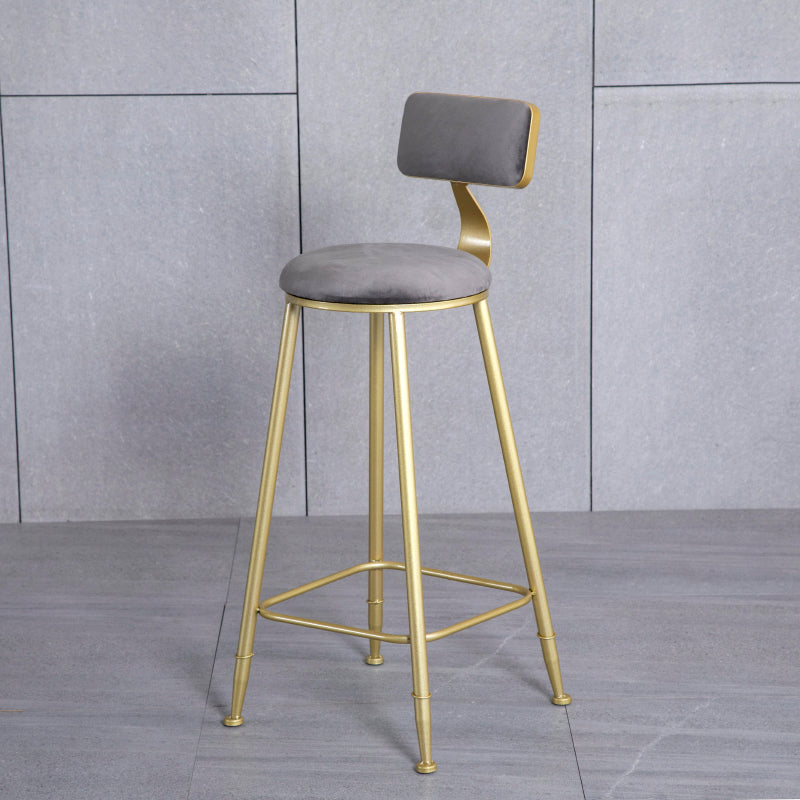 Samt Glam Low Back Back Stuhl Runder Innenschuhe mit goldenen Eisenbeinen