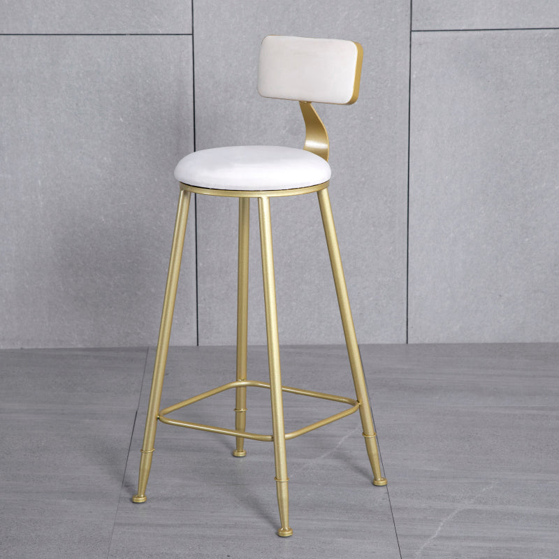 Samt Glam Low Back Back Stuhl Runder Innenschuhe mit goldenen Eisenbeinen